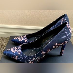 New Charles David Pumps Blue Jacquard Print Size 8.5